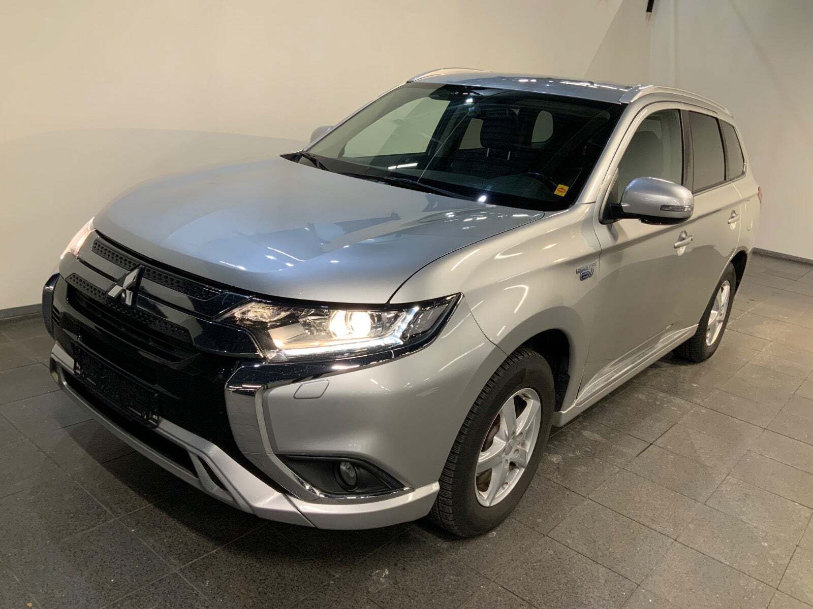 Mitsubishi Outlander 2,4 PHEV Invite CVT 4WD