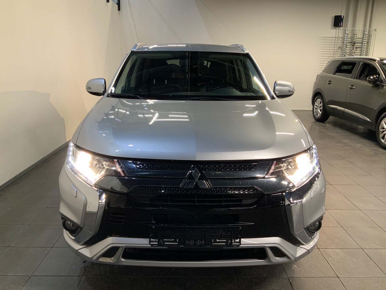Mitsubishi Outlander 2,4 PHEV Invite CVT 4WD