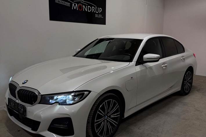 Hvid BMW 330e fra 2020 set udefra