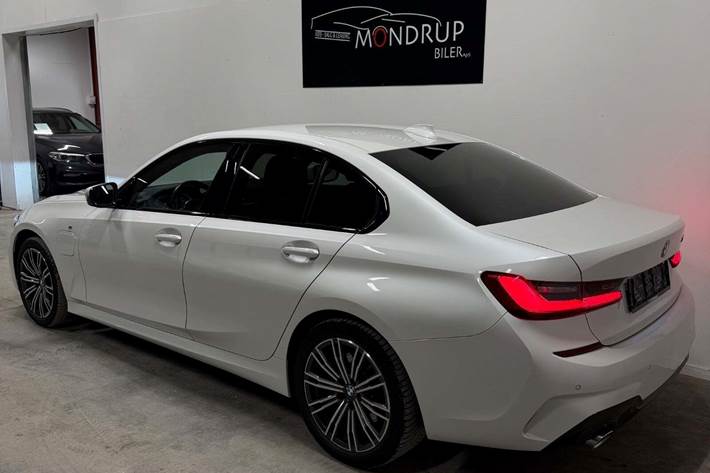 Hvid BMW 330e fra 2020