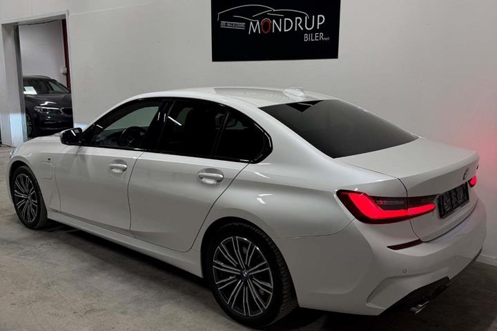 Hvid BMW 330e fra 2020