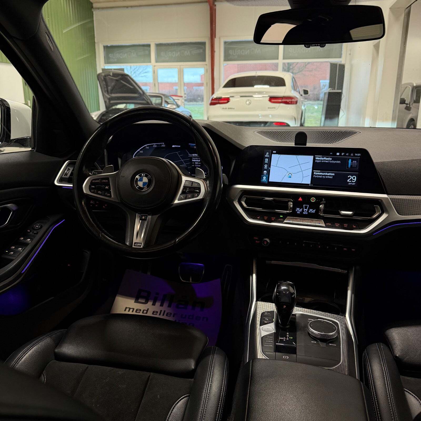 Hvid BMW 330e fra 2020