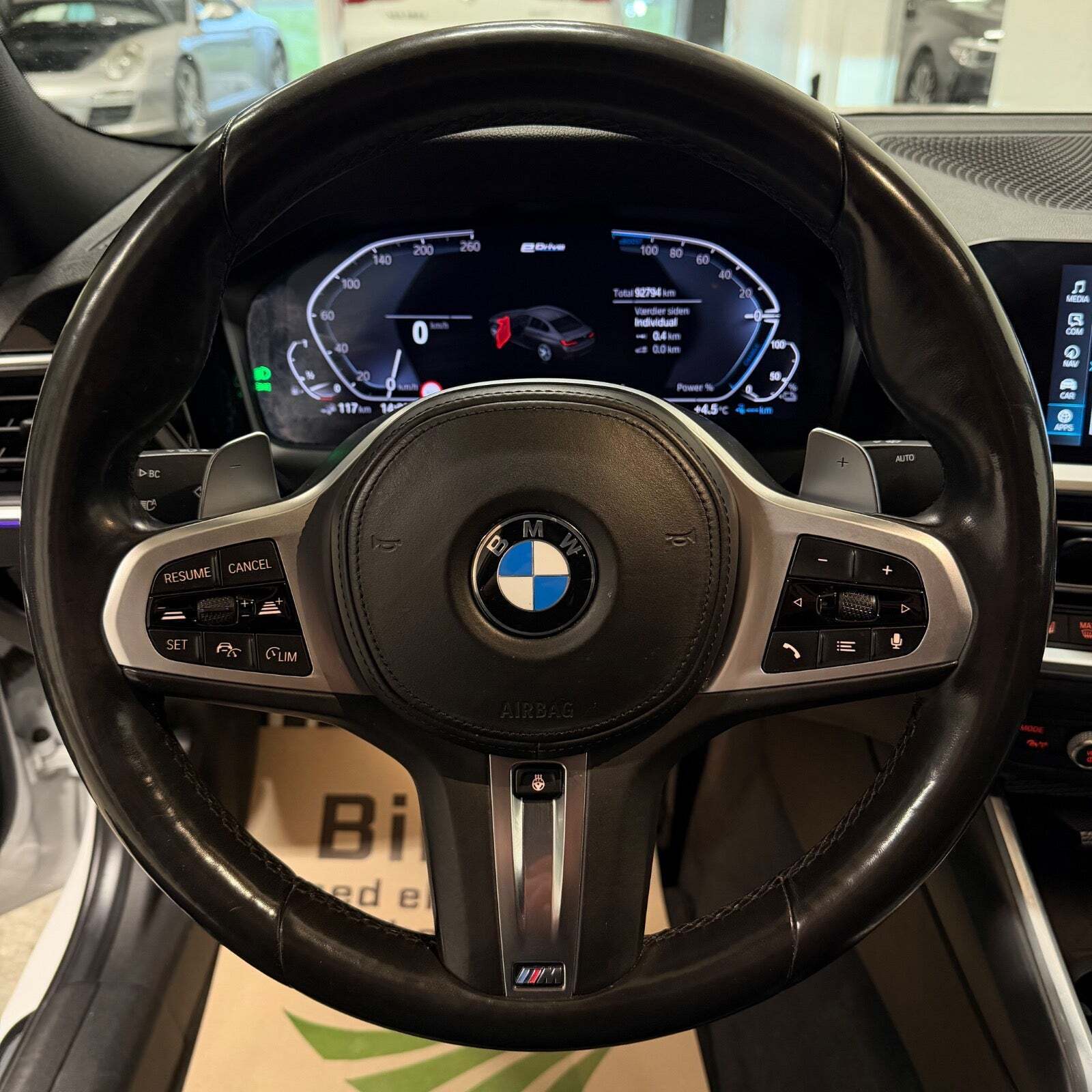 Hvid BMW 330e fra 2020
