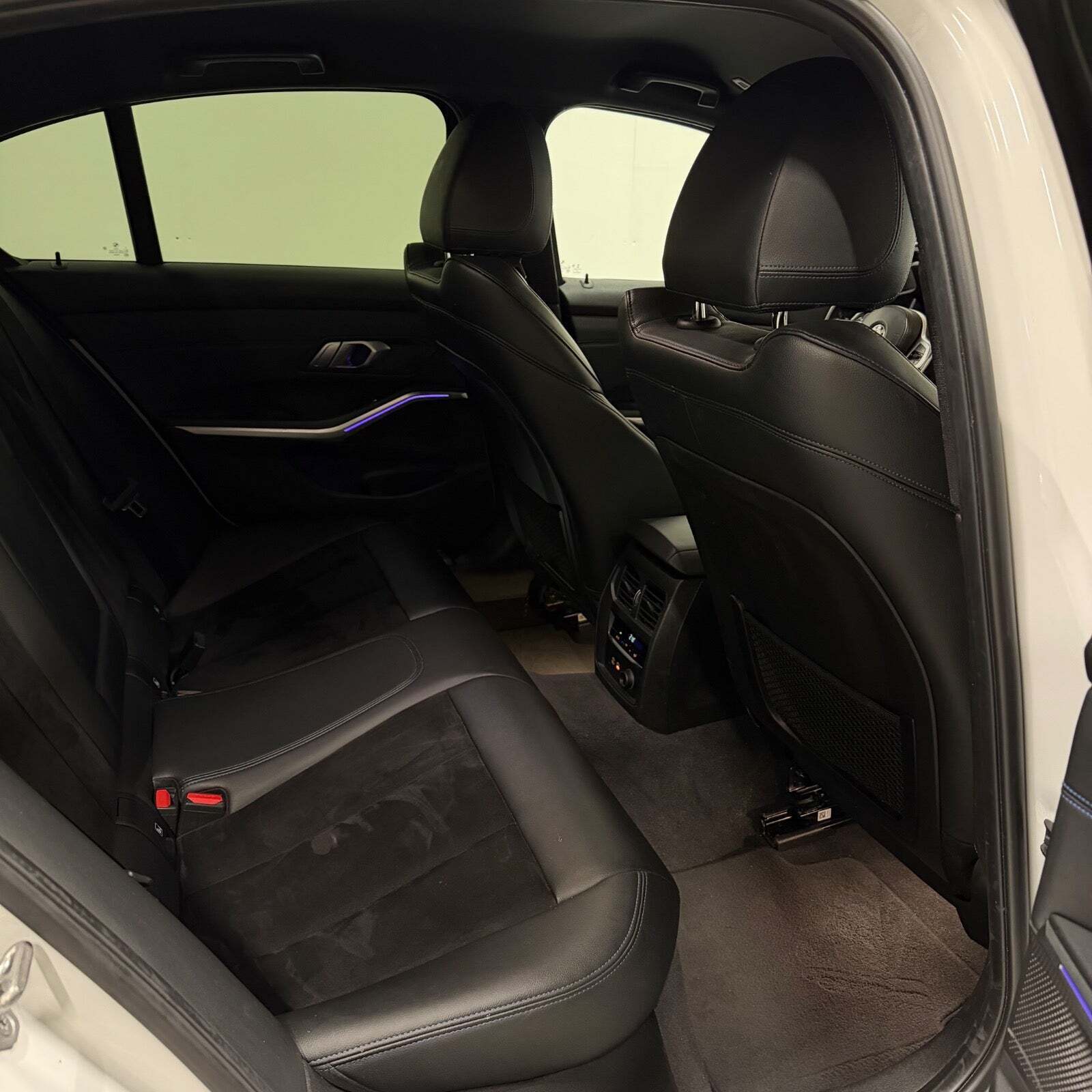 Hvid BMW 330e fra 2020