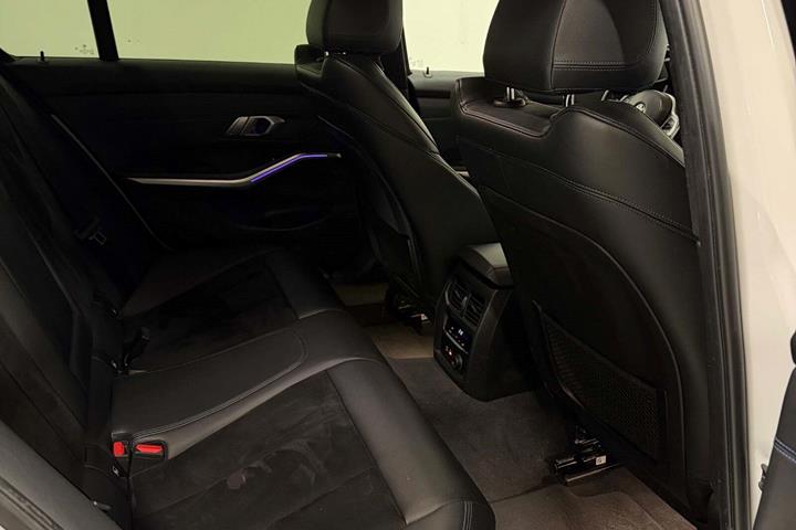 Hvid BMW 330e fra 2020