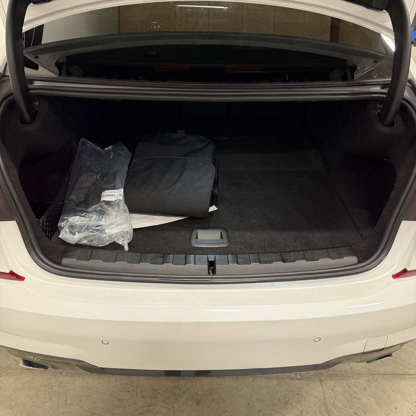 Hvid BMW 330e fra 2020