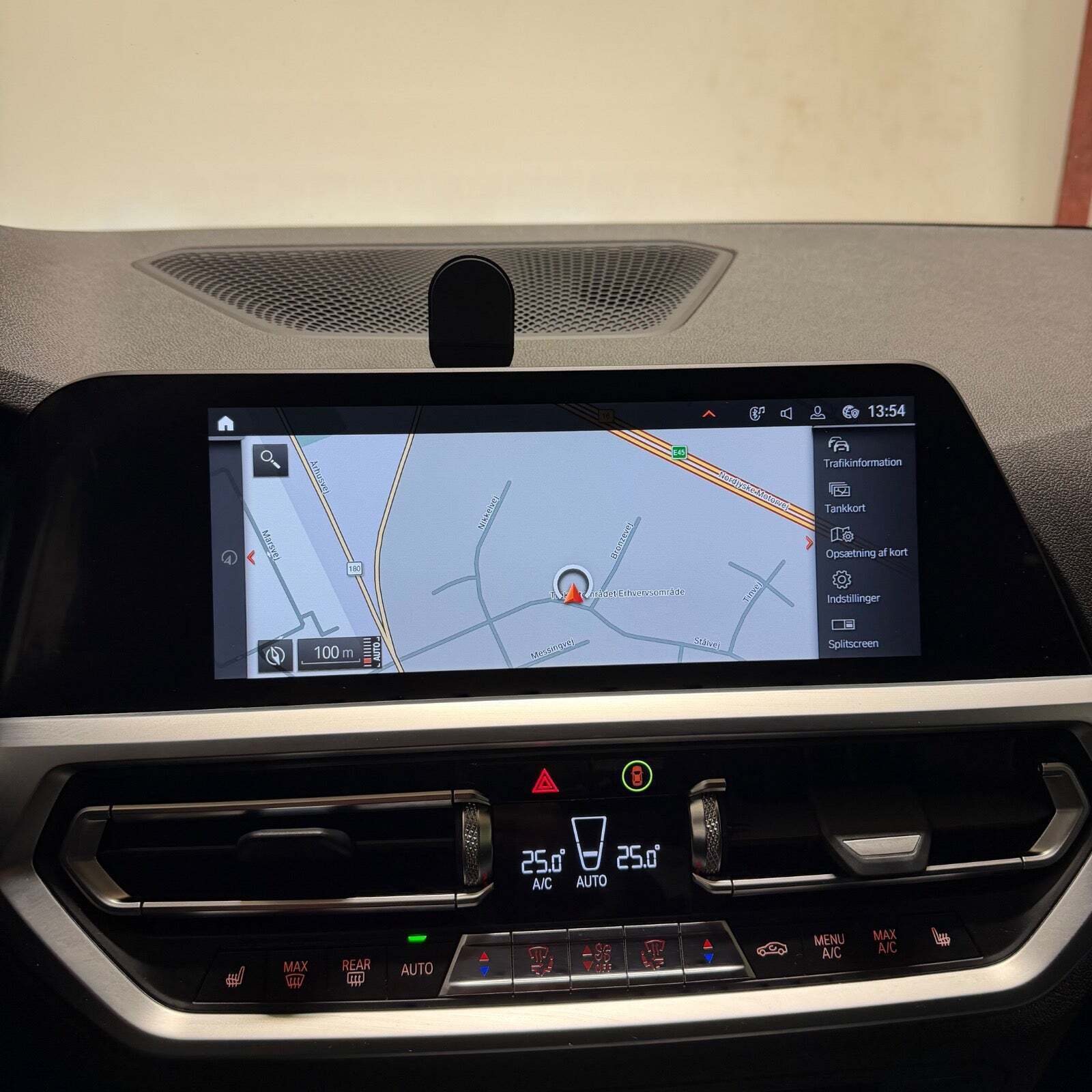 Hvid BMW 330e fra 2020