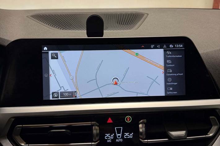 Hvid BMW 330e fra 2020