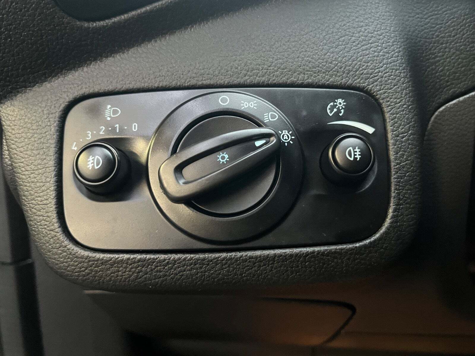 Grå Ford C-MAX fra 2018