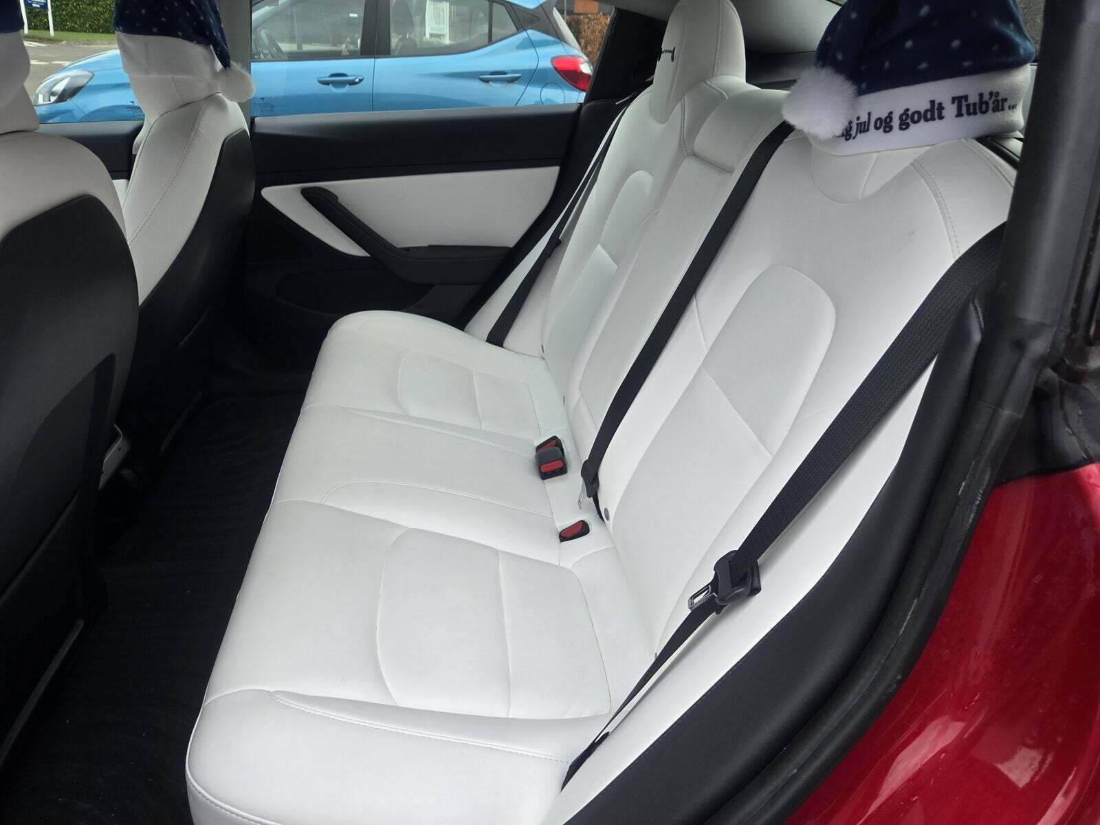 Rød Tesla Model 3 fra 2021