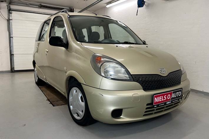 Orange Toyota Yaris Verso fra 2000 set udefra