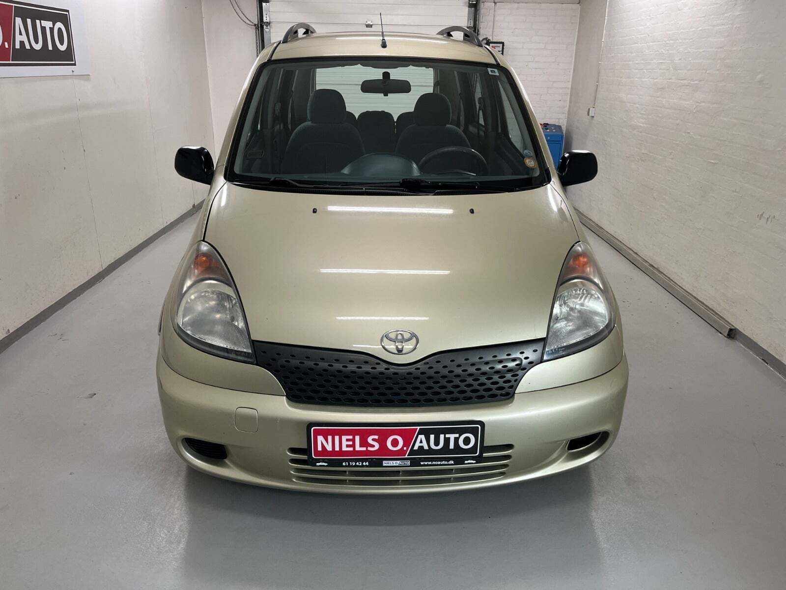 Orange Toyota Yaris Verso fra 2000