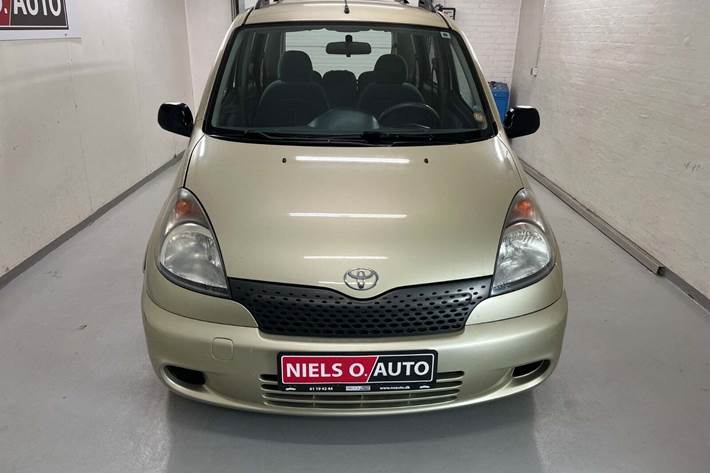 Orange Toyota Yaris Verso fra 2000 set udefra