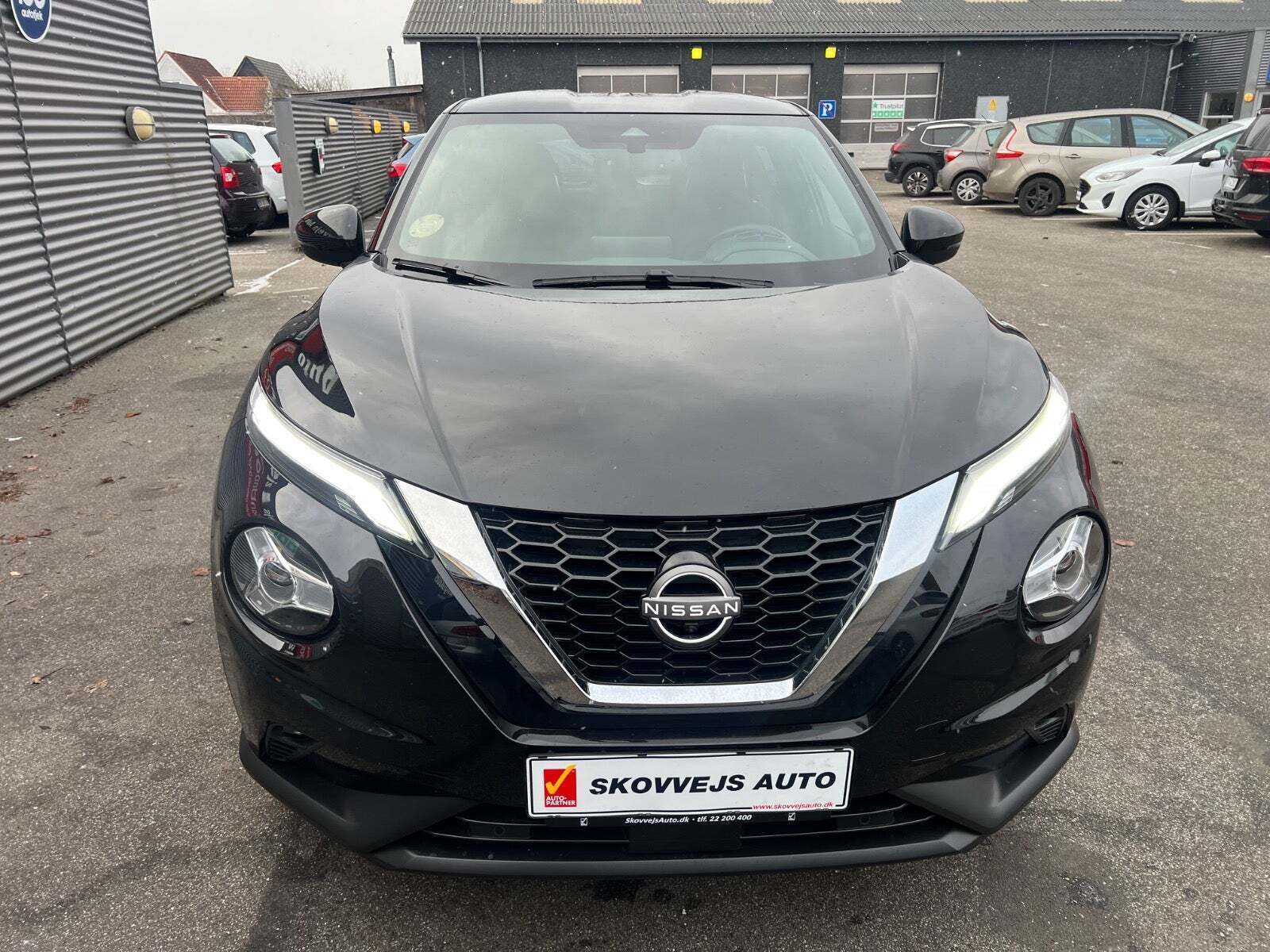 Sort Nissan Juke fra 2023 set udefra