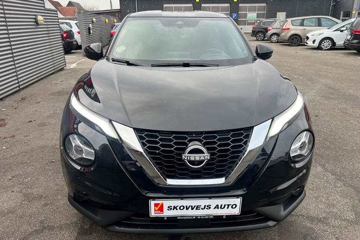 Sort Nissan Juke fra 2023 set udefra