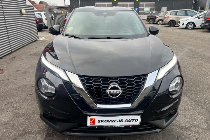 Sort Nissan Juke fra 2023 set udefra