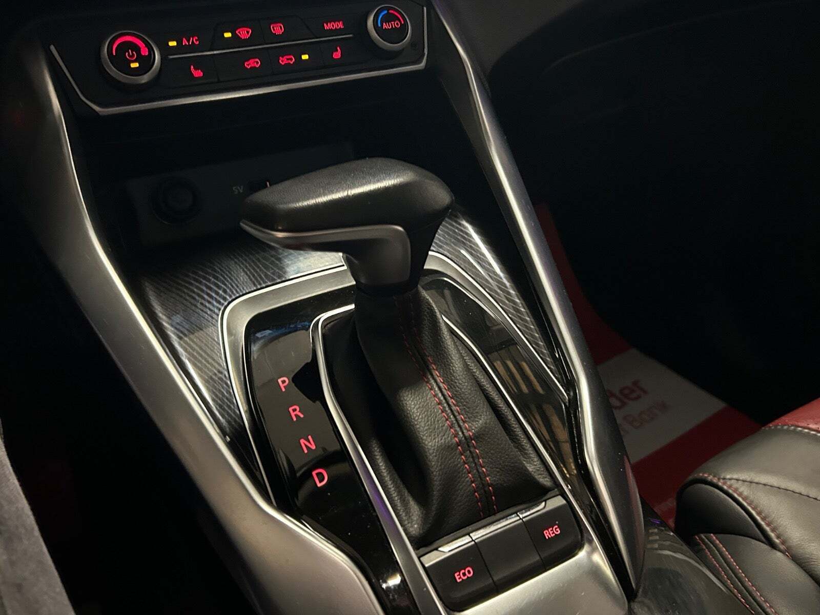 Grå Maxus Euniq5 fra 2021 set indefra