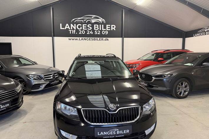 Sort Skoda Octavia fra 2014