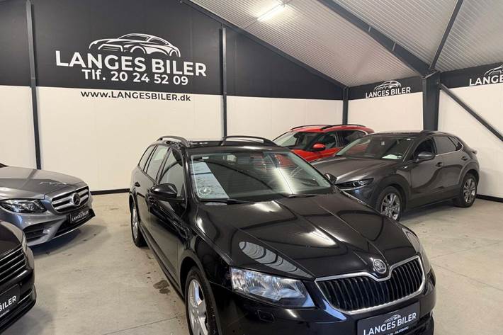 Sort Skoda Octavia fra 2014