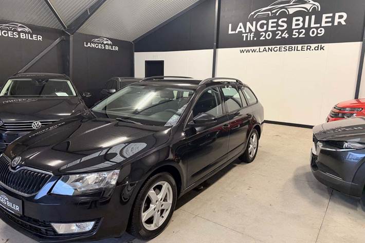 Sort Skoda Octavia fra 2014