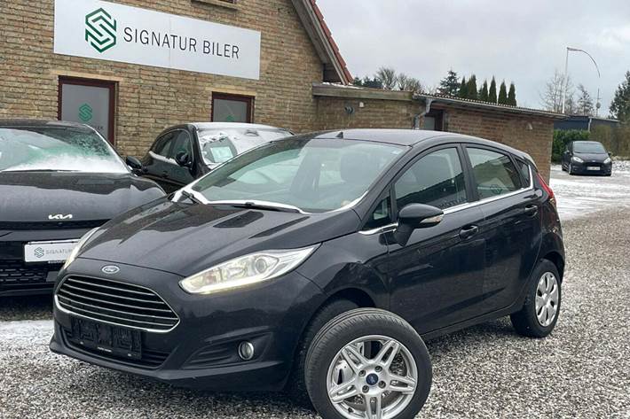 Sort Ford Fiesta fra 2014 set udefra