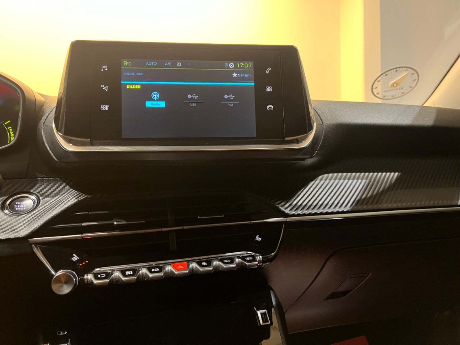 Orange Peugeot e-2008 fra 2022