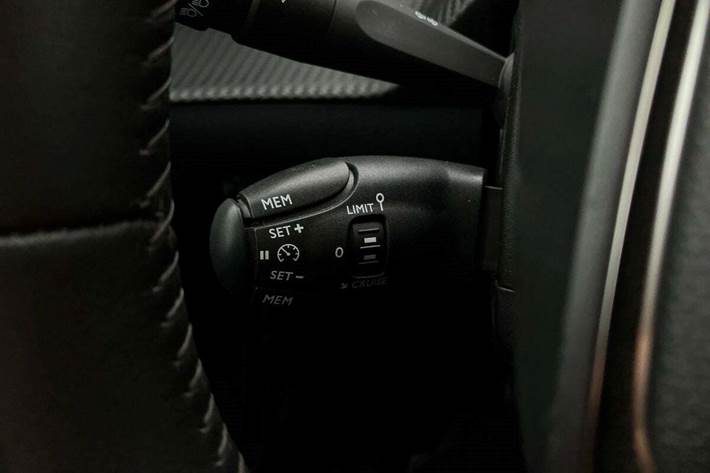 Grå Peugeot e-208 fra 2022