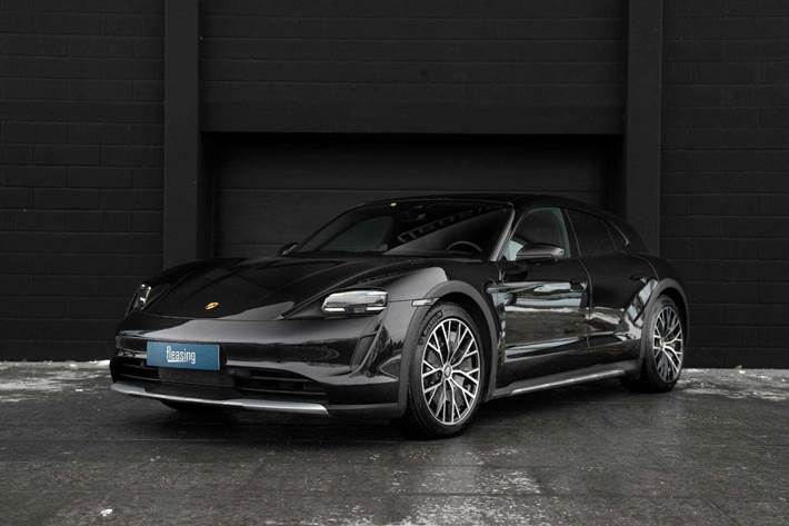 Sort Porsche Taycan 4 fra 2022 set udefra