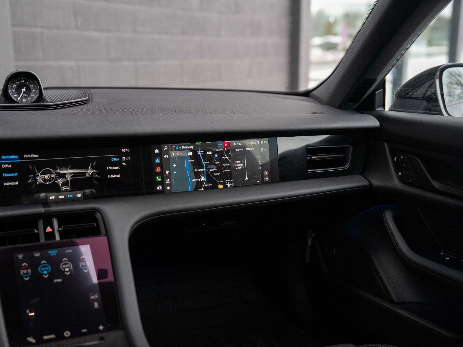 Sort Porsche Taycan 4 fra 2022