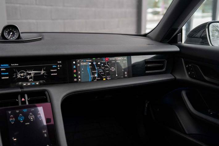 Sort Porsche Taycan 4 fra 2022