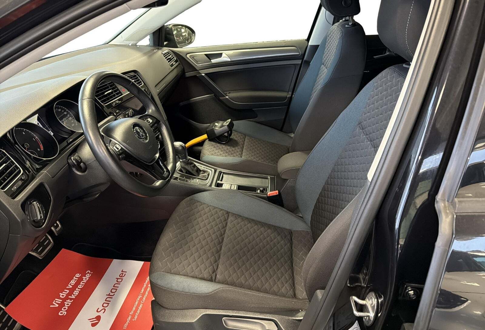 Sort VW Golf VII fra 2019 set indefra
