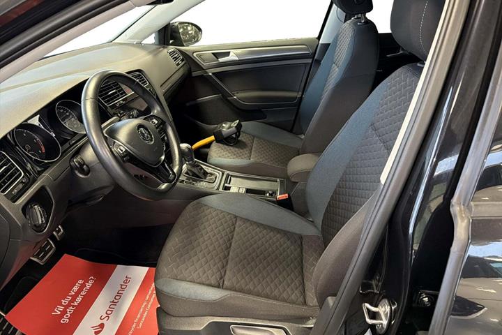 Sort VW Golf VII fra 2019 set indefra