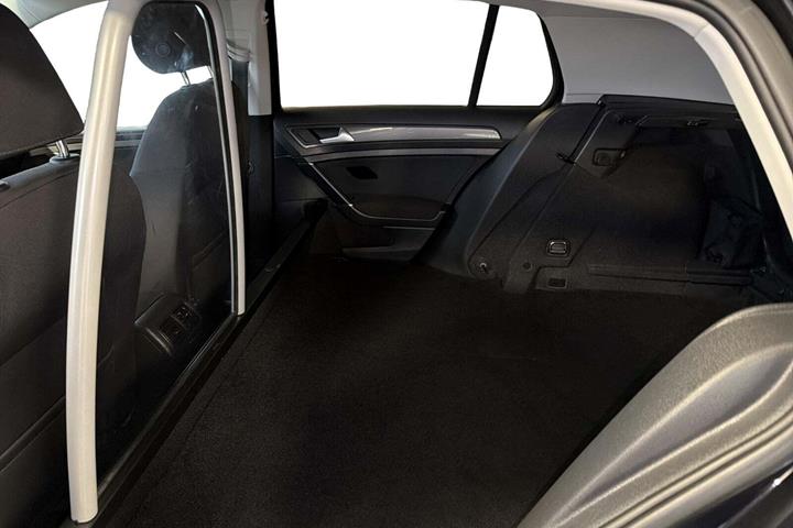 Sort VW Golf VII fra 2019 set indefra