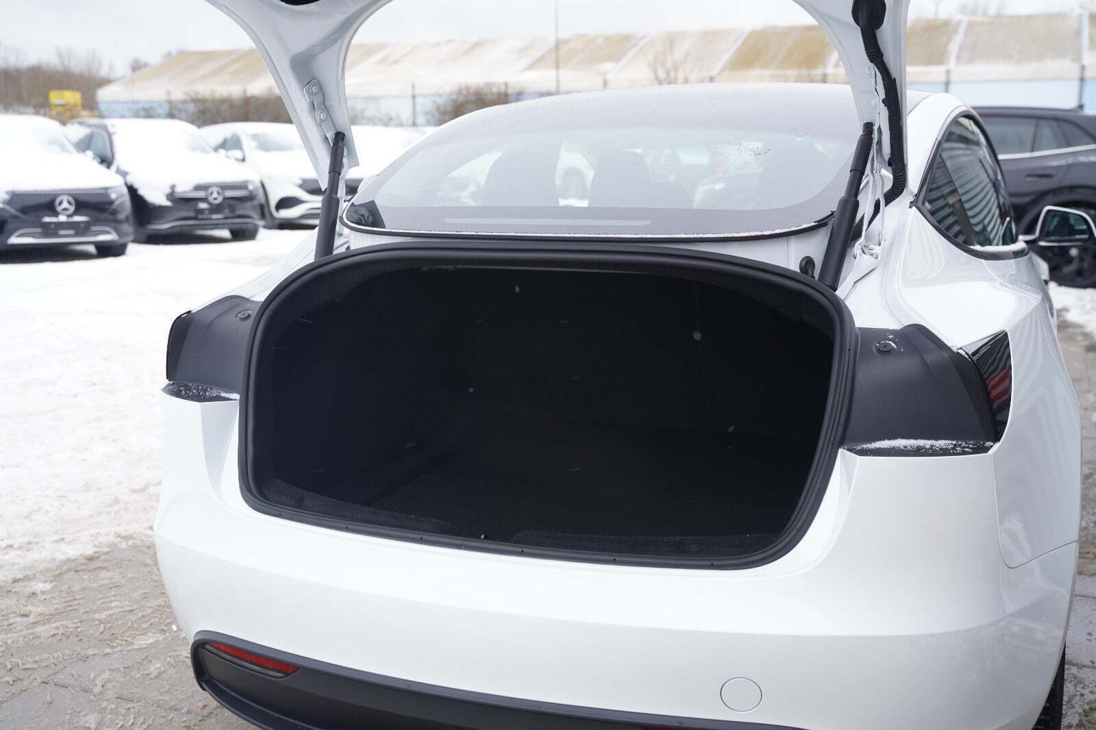 Hvid Tesla Model 3 fra 2024