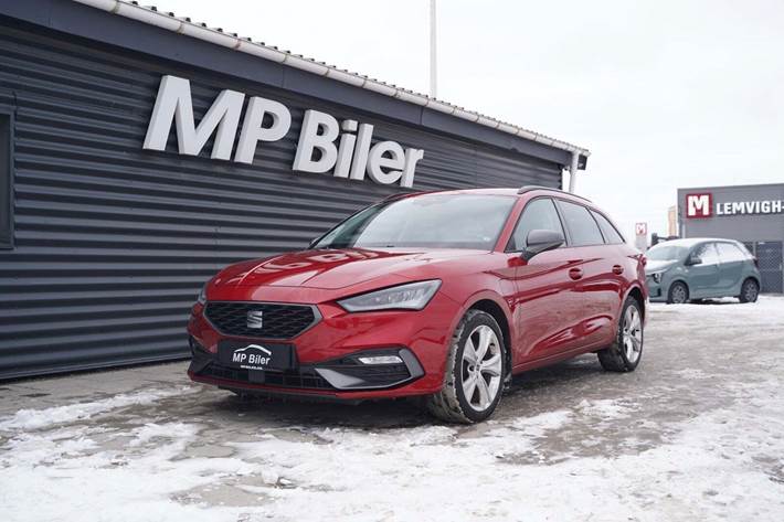 Rød Seat Leon fra 2021 set udefra