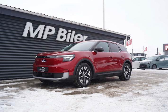 Rød Ford Explorer fra 2025 set udefra