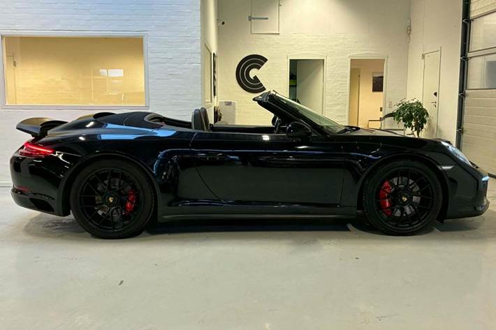 Sort Porsche 911 Carrera 4 GTS fra 2018