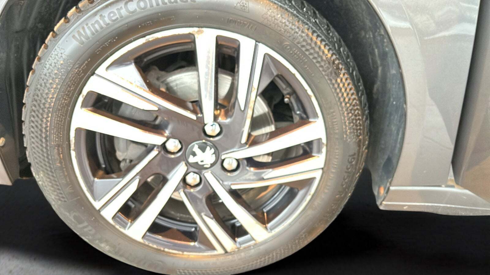 Grå Peugeot 208 fra 2021