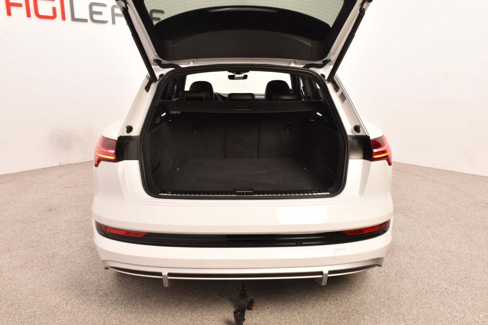 Hvid Audi e-tron fra 2020