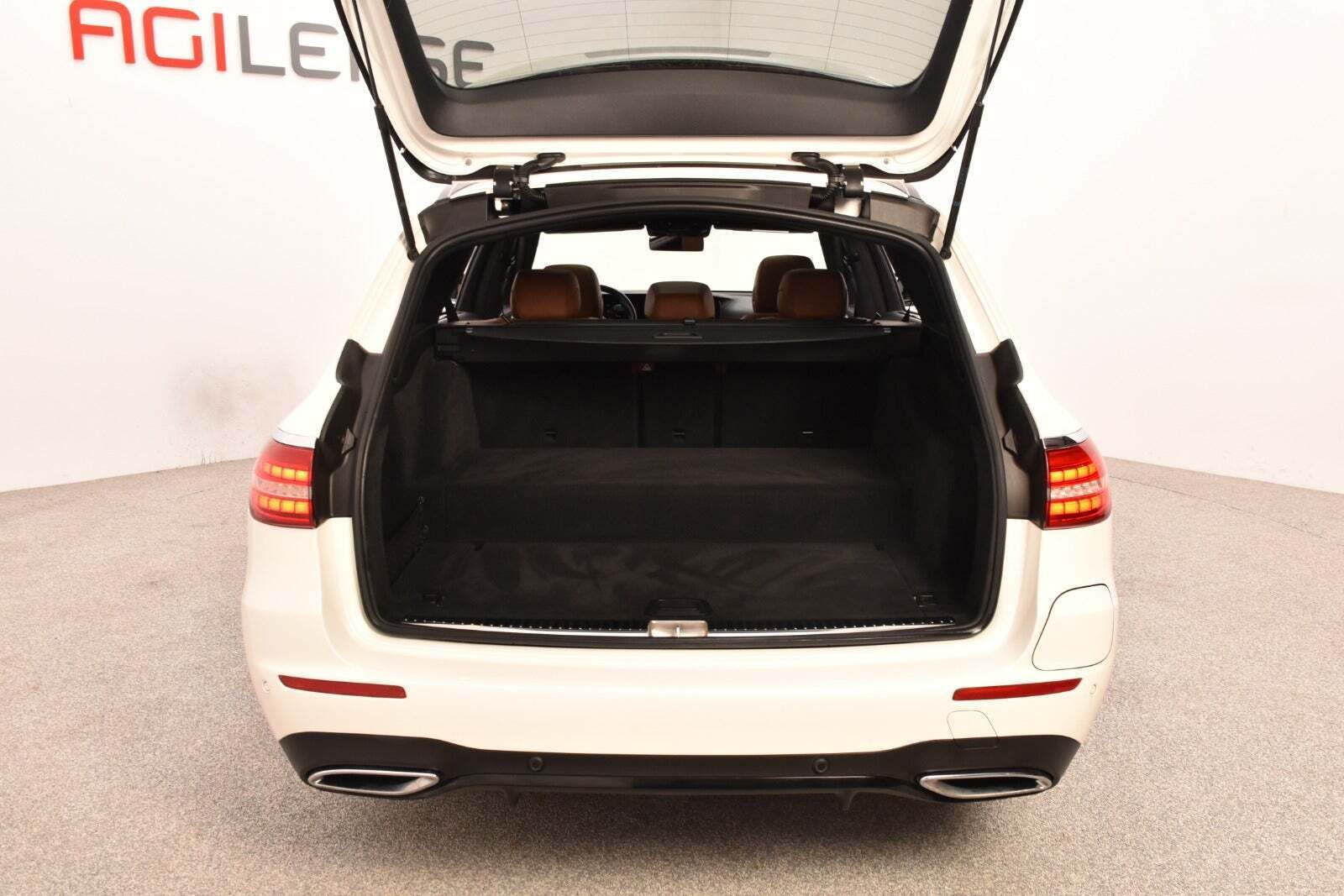 Hvid Mercedes E300 de fra 2022