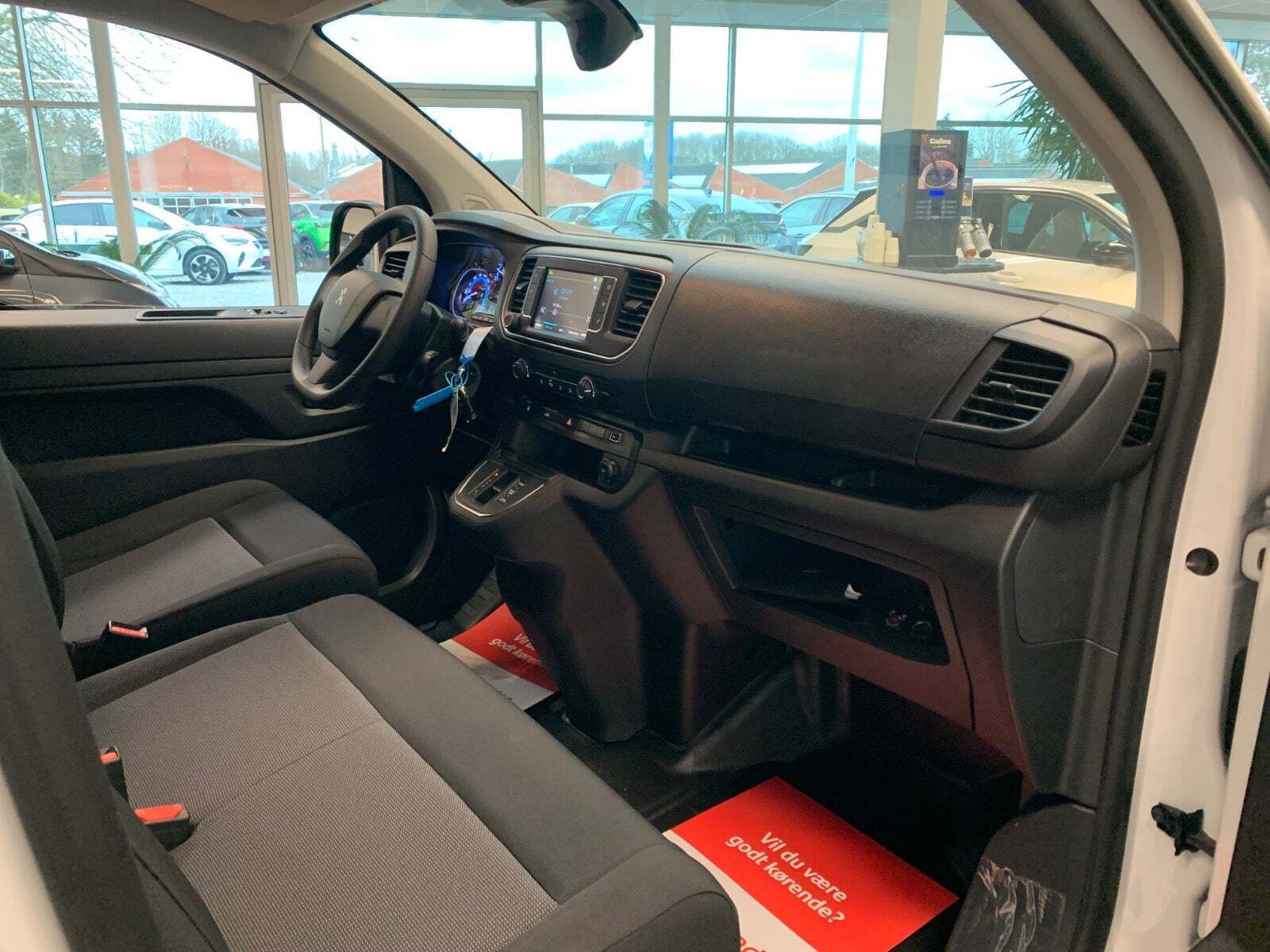 Hvid Peugeot e-Expert fra 2025