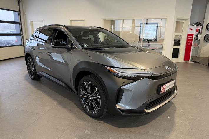 Grå Toyota BZ4X fra 2025 set udefra