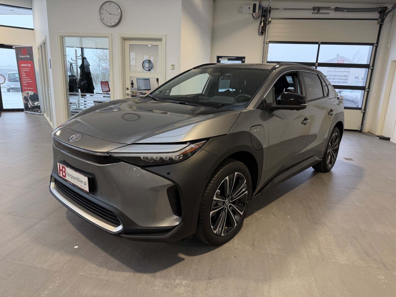 Grå Toyota BZ4X fra 2025
