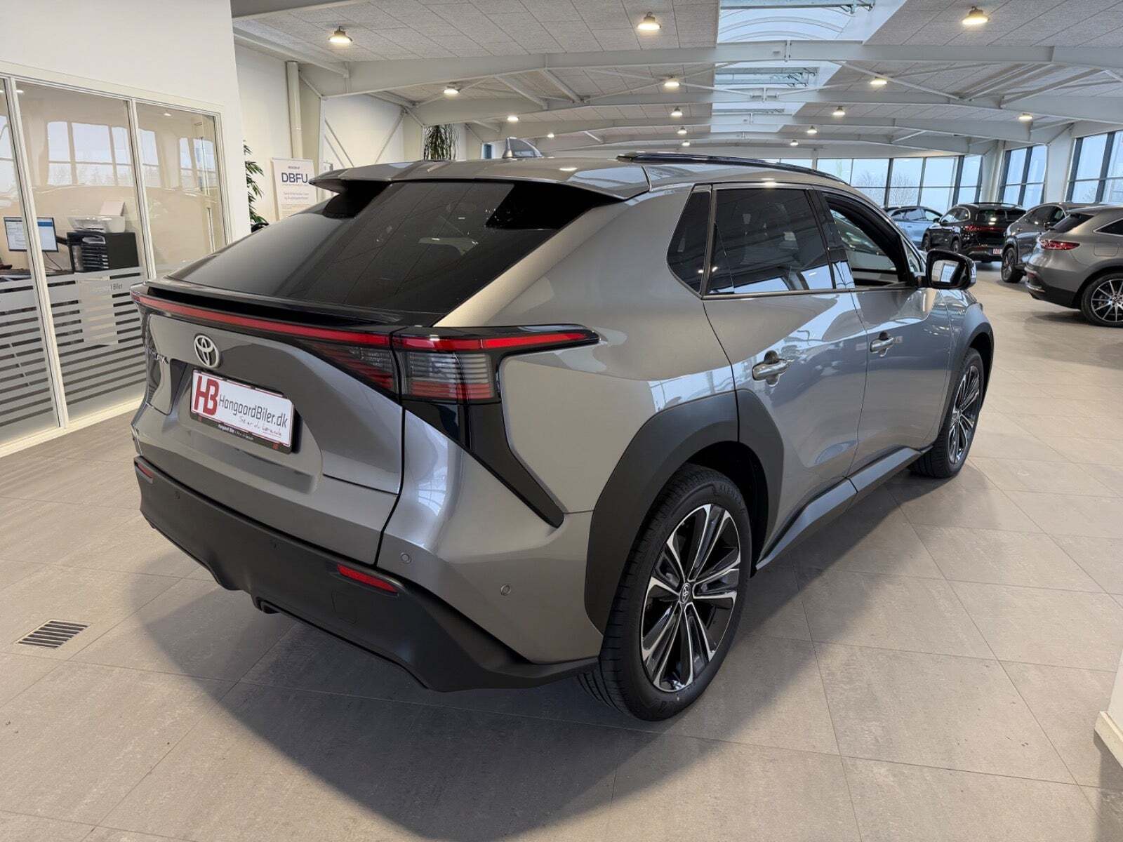 Grå Toyota BZ4X fra 2025