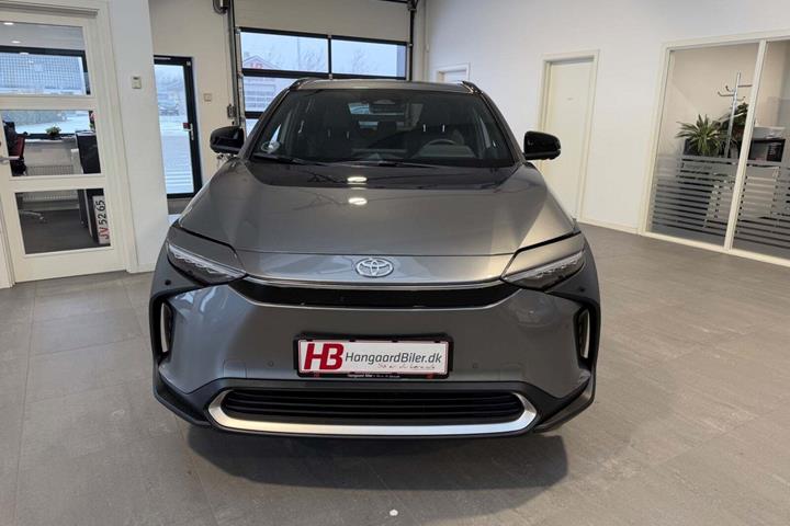Grå Toyota BZ4X fra 2025