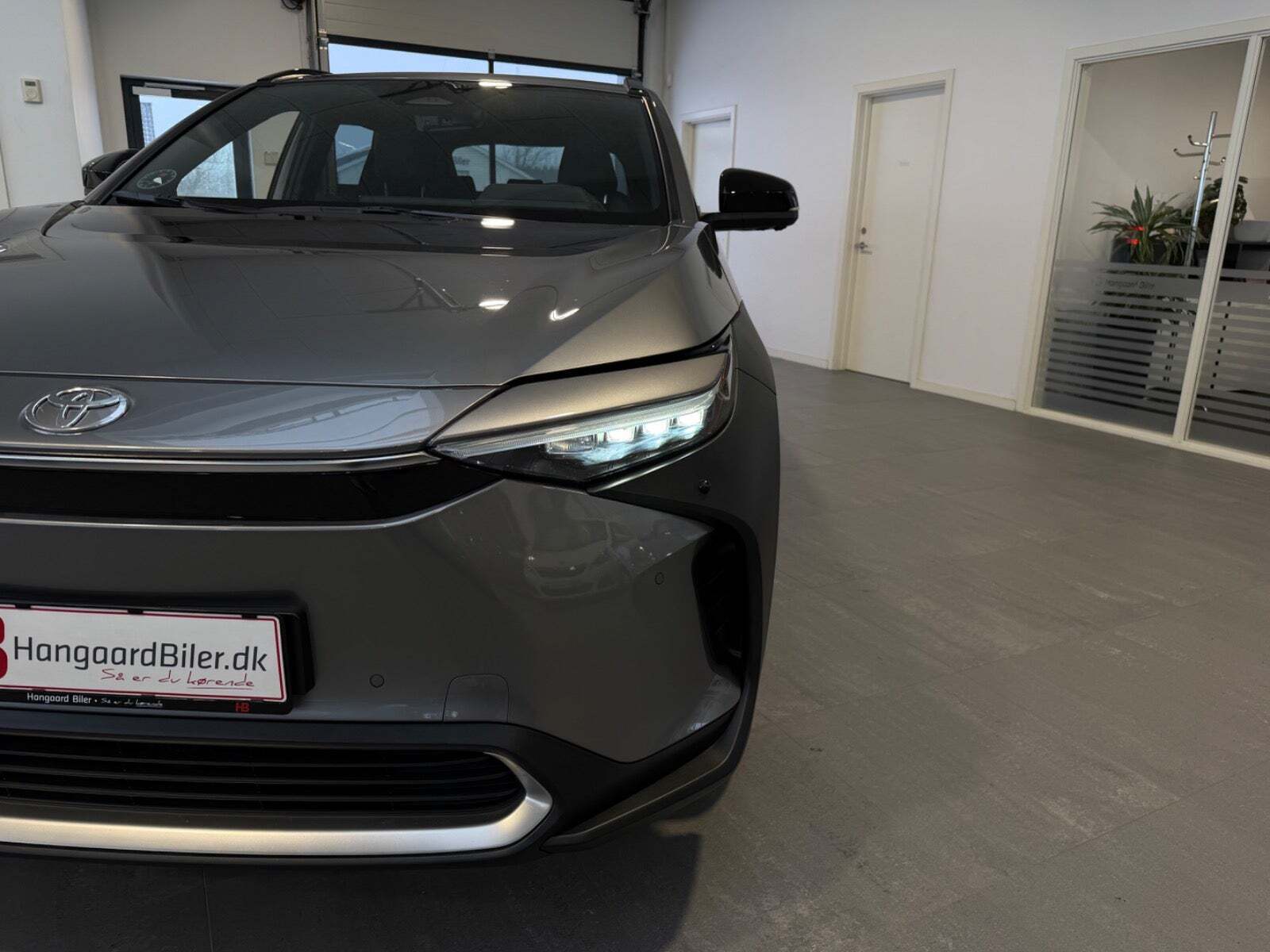 Grå Toyota BZ4X fra 2025