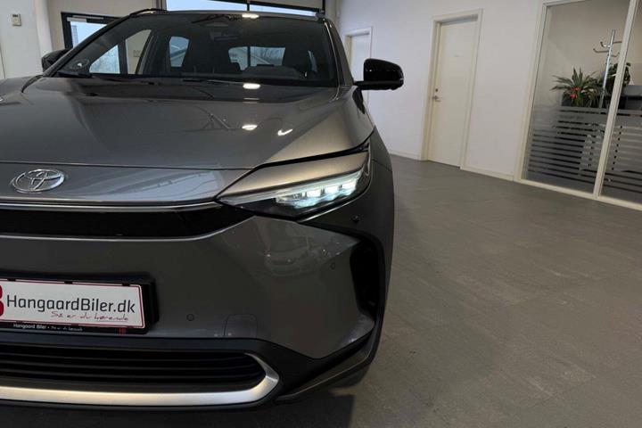 Grå Toyota BZ4X fra 2025