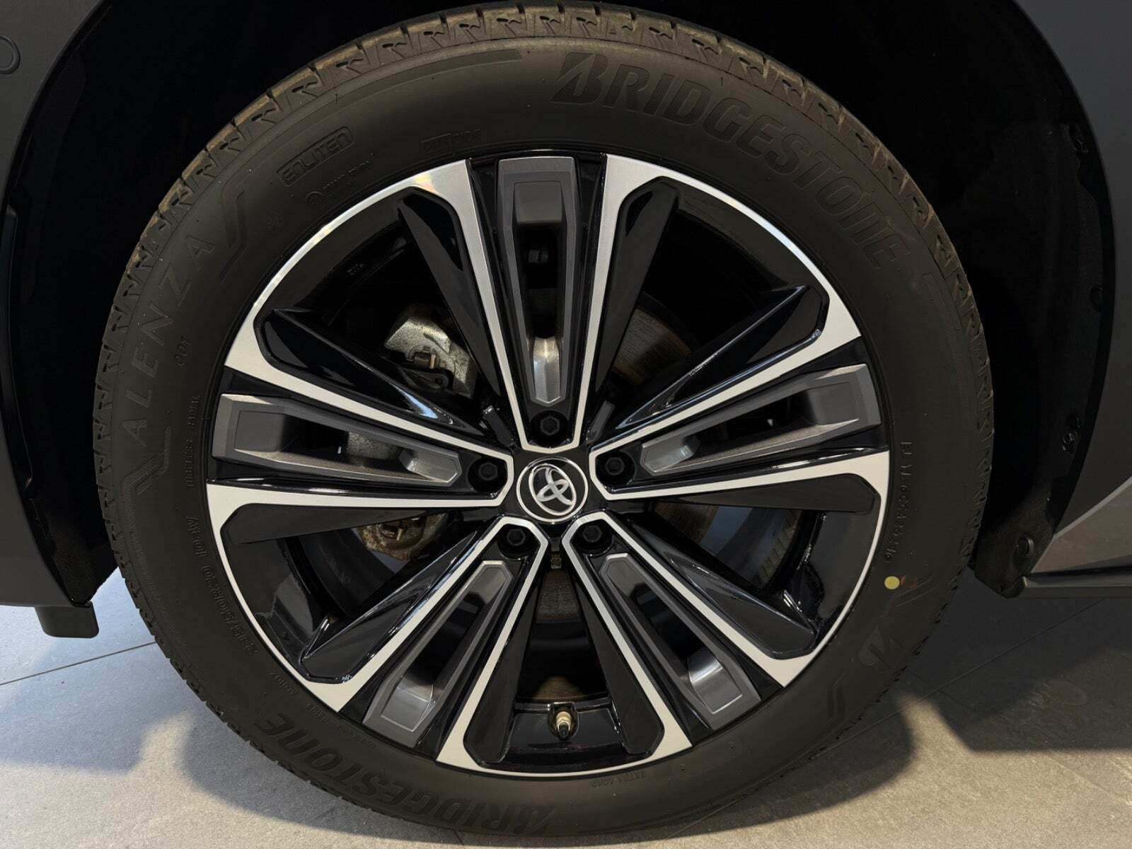 Grå Toyota BZ4X fra 2025