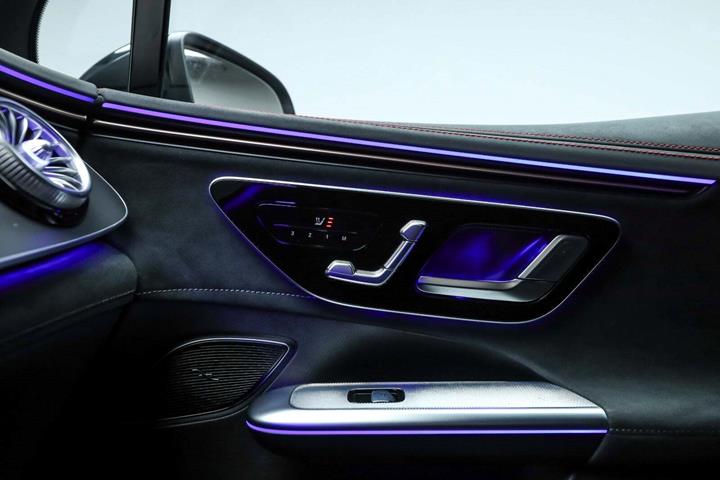 Grøn Mercedes EQE350 SUV fra 2024