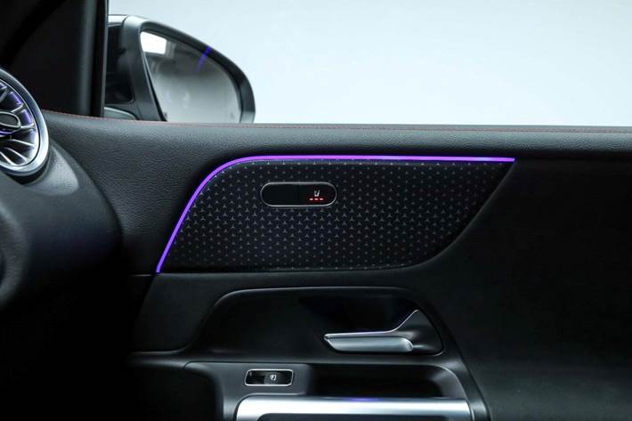 Sort Mercedes EQB250+ fra 2025